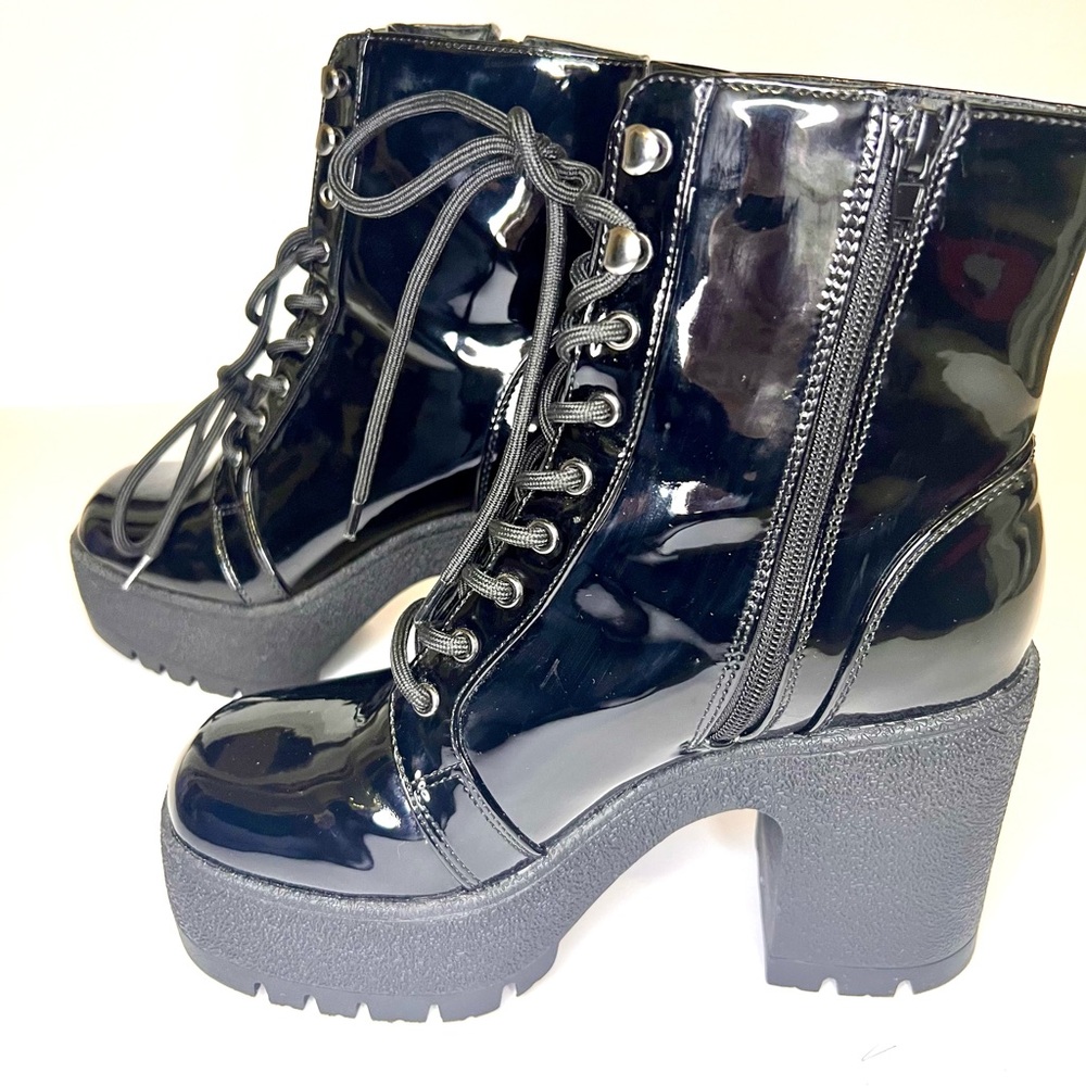 Like New Grunge Patent Leather Lace Up Combat Boots - Black Vinyl 4.5” Platform
